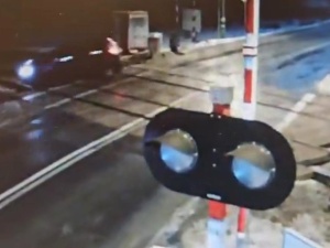 Nietrzeźwi kierowcy zablokowali przejazd kolejowy. Dramatyczna akcja policji