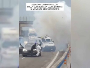 Atak na autostradzie we Włoszech. Wysadzili furgonetkę i zaczęli strzelać