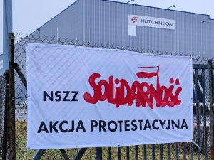 Spór zbiorowy w bielskim Hutchinsonie. Solidarność oflagowała zakład