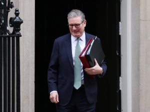 Burza w Wielkiej Brytanii w związku z Epsteinem. Większość Brytyjczyków chce dymisji premiera