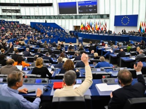 Eurodeputowani przegłosowali przekształcenie UE w autonomię strategiczną