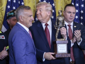 Prezydent Trump otrzymał nagrodę za wzmocnienie przemysłu węglowego. Pentagon będzie kupował prąd z elektrowni węglowych