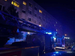 Samochód wjechał w dom, 13 osób ewakuowanych