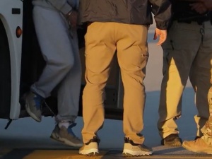 „Samodeportuj się i spędź Walentynki z ukochaną osobą” - niecodzienne nagranie administracji USA