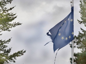 Spada liczba euroentuzjastów. Nowy sondaż o nastrojach Polaków wobec UE