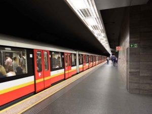 Dramat w warszawskim metrze. Nietrzeźwy mężczyzna wpadł na torowisko
