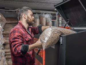 Pellet znika ze składów, ceny szybują. Polacy ruszyli po tańszy opał do sąsiada