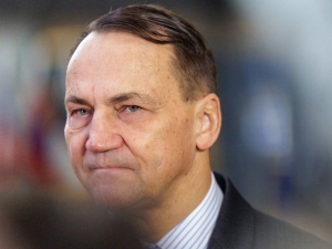 Sikorski uderza w Nawrockiego i chce, aby wojsko lobbowało u prezydenta za programem SAFE