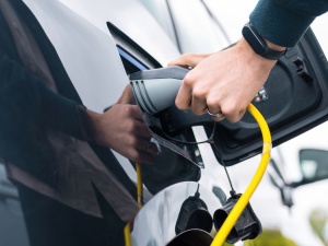 Słynna marka samochodów wycofuje tysiące elektryków. Ryzyko przegrzania i pożaru