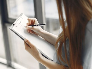 Polacy wskazali, jakiej decyzji oczekują w sprawie SAFE. Sondaż