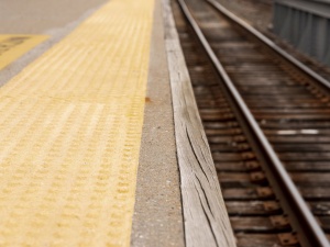 Nastolatek pomagał niepełnosprawnej osobie i wpadł pod pociąg. Chłopiec jest w ciężkim stanie