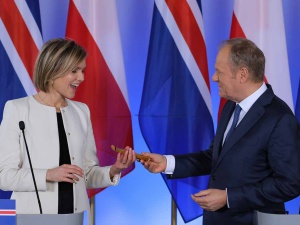 Tusk wręczył Prince Polo premier Islandii. Od razu skomentowała