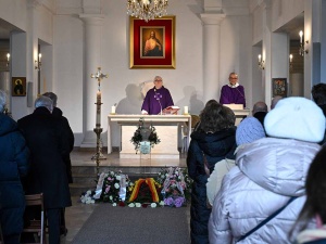 Pogrzeb Bożeny Dykiel. Ksiądz w pewnym momencie przerwał kazanie