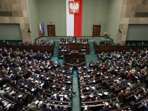 Niepokojące wieści dla PiS. Nowy sondaż partyjny