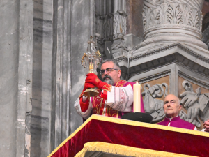 Rzym: Element wielkopostnej celebracji -  włócznia, którą przebito bok Chrystusa 