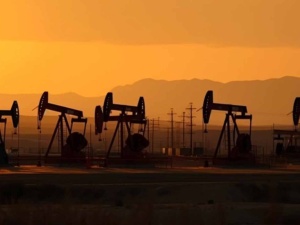 Jak atak na Iran wpłynie na gospodarkę? Ropa nawet po 100 dolarów