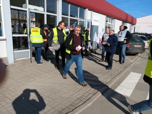 Spór zbiorowy w Swiss Krono w Żarach. Solidarność prowadziła akcję informacyjną przed zakładem