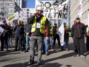 „Dość pustych obietnic”. Solidarność protestowała przed siedzibą Holdingu KW