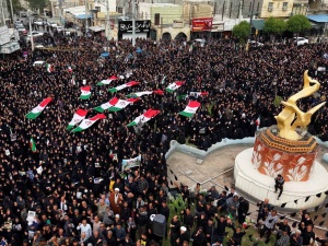 Atak na Iran. Manifestacja podczas pogrzebu dziewcząt, które zginęły w zbombardowanej szkole