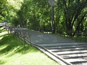 Znak krzyża przeszkadza w Warszawie Rafała Trzaskowskiego. Społecznicy alarmują o dewastacji krzyży na Kopcu PW