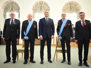 Prezes Stowarzyszenia „Godność” Czesław Nowak oraz artysta, prof. Stanisław Radwański odznaczeni Orderem Orła Białego