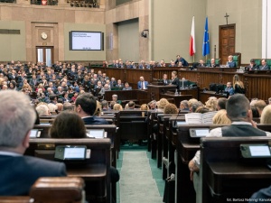 Nowy sondaż partyjny. KO na czele, ale PiS z największym wzrostem