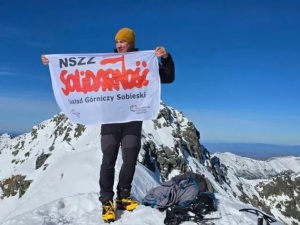 Flaga Solidarności na Furkotnym Szczycie. Górnicy z ZG Sobieski szykują się na Mont Blanc
