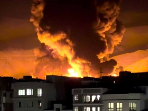 Słupy ognia i czarny dym nad Teheranem. Atak na infrastrukturę naftową