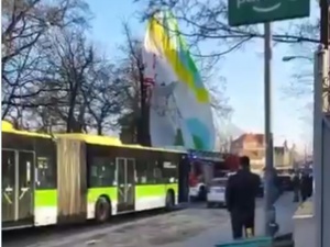 Balon zahaczył o budynek w Zielonej Górze. Jeden z pasażerów wypadł z kosza
