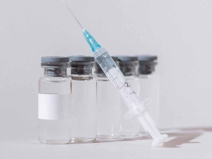 Twierdzi, że po szczepionce na COVID-19 straciła słuch. Jest decyzja sądu