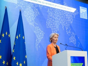 Francuski dyplomata oskarżył Ursulę von der Leyen o nadużycie