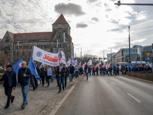 Żądamy pracy i płacy. W Poznaniu demonstrowali pracownicy zakładów Cegielskiego, WSK i Stomilu