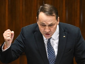 Czarnek do Sikorskiego: Okłamał Pan żonę!