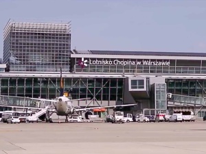 Zjechał trapem i zaczął uciekać. Szokujące sceny na lotnisku w Warszawie
