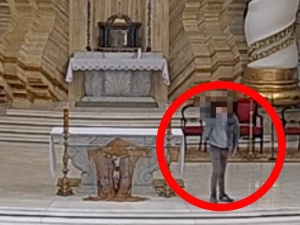 Opluł ołtarz i cisnął krzyżem. Policja opublikowała szokujące nagranie
