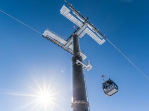 Dramat w kurorcie w Szwajcarii. Gondola urwała się z liny i spadła ze zbocza, jedna osoba nie żyje