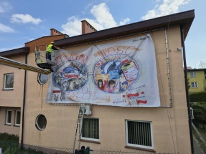 „Solidarność w oczach młodzieży”. Na budynku podbeskidzkiej „S” zawisły prace uczniów