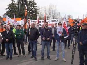 Nie wyciągamy rąk po pieniądze. Dajcie nam tylko zielone światło. Pikietowali pracownicy Huty Łabędy w Gliwicach