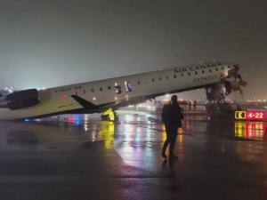 Wypadek na lotnisku w Nowym Jorku, piloci w ciężkim stanie. Wstrzymano wszystkie loty