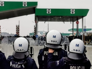 Migranci mają nowe sposoby przekraczania granicy. Pomagają białoruskie służby