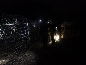 Grupa około stu imigrantów zatrzymana na granicy. Białoruskie służby zmuszały ich do rzucania kamieniami w Polaków [VIDEO]