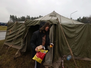 Kebab, sklepik, kantor. W białoruskim obozie dla imigrantów brakuje chyba tylko kina