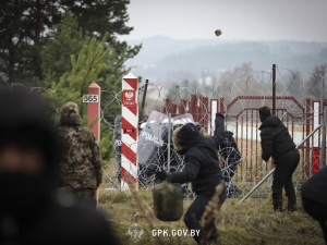 „Pręty. Noże. Dźganie. Białoruscy funkcjonariusze instruują migrantów jak atakować polskie służby [VIDEO]