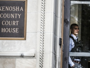 Koniec kontrowersyjnego procesu w USA. Nastolatek, który zastrzelił dwóch uczestników antypolicyjnych zamieszek, uniewinniony z zarzutu zabójstwa