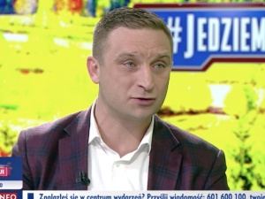 Burza w sieci po wycofaniu przez Allegro licytacji obiadu z Bąkiewiczem. Rzecznik serwisu zabrał głos