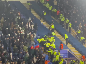Kibice Legii starli się z policją na stadionie w Leicester. 12 funkcjonariuszy zostało rannych [WIDEO]