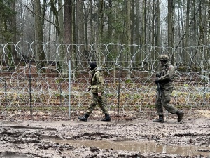 Ponad 100-osobowa grupa usiłowała w nocy sforsować granicę w Białowieży. Dwóch żołnierzy poszkodowanych