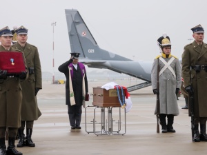 Trumna ze szczątkami Maurycego Mochnackiego powitana z honorami w asyście wojskowej w Warszawie
