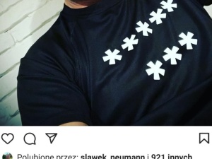 Musiał wyłączyć komentarze. Komik kabaretu Ani mru mru opublikował swoje zdjęcie w koszulce z ośmioma gwiazdami