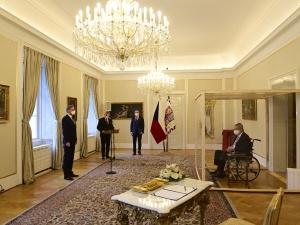 [video] Czechy: Zakażony koronawirusem prezydent mianował premiera ze specjalnej klatki